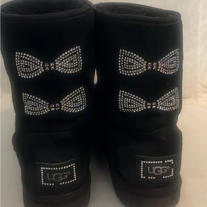 UGG size 7 with rhinestone bow ties. Excellent condition. Barely worn.